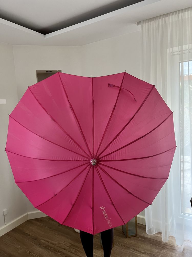 różowa parasolka w kształcie serca