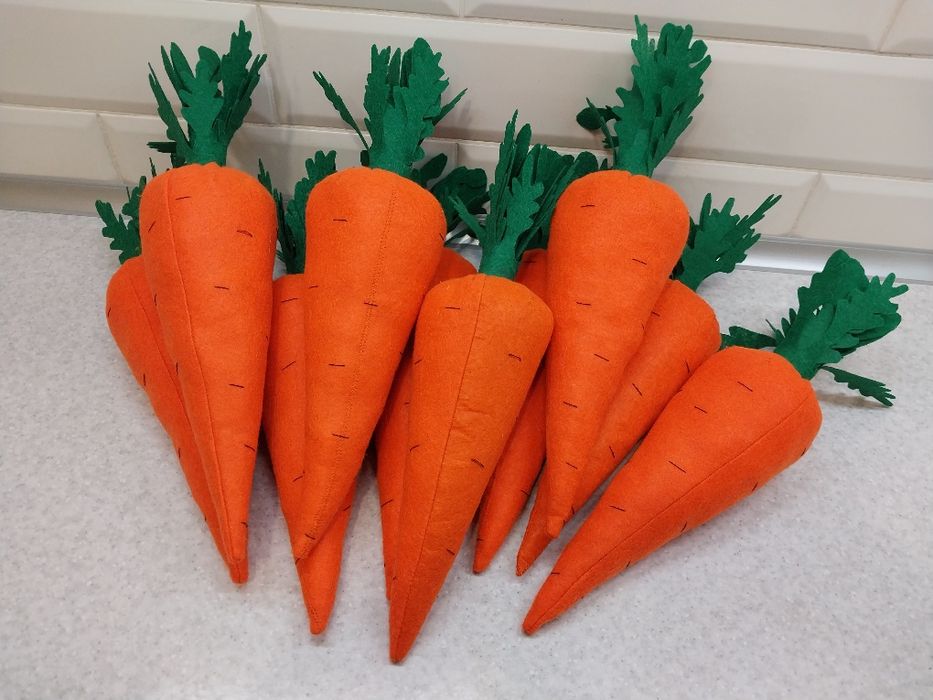 морква з метеликом із фетру