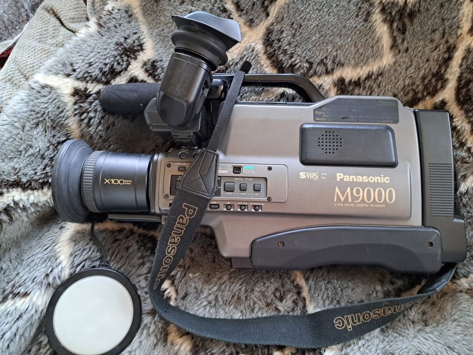 Продам  касетну відеокамеру Panasonic  M 9000