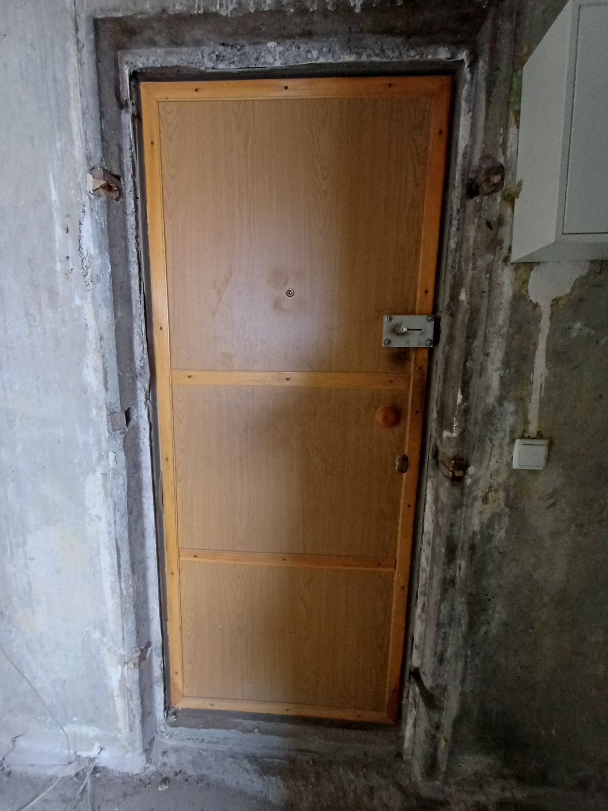 Продам входную дверь