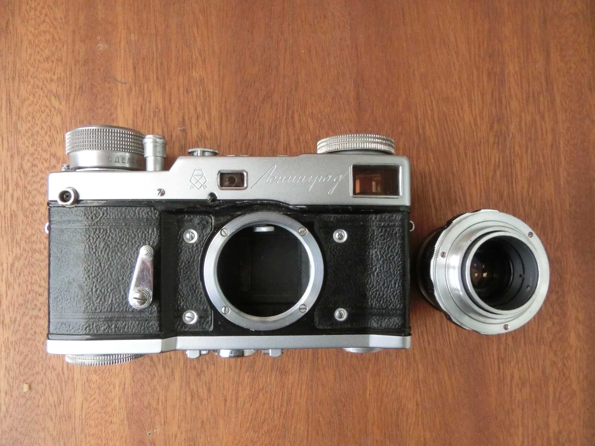 "Ленинград" - дальномерный фотоаппарат с пружинным взводом затвора.