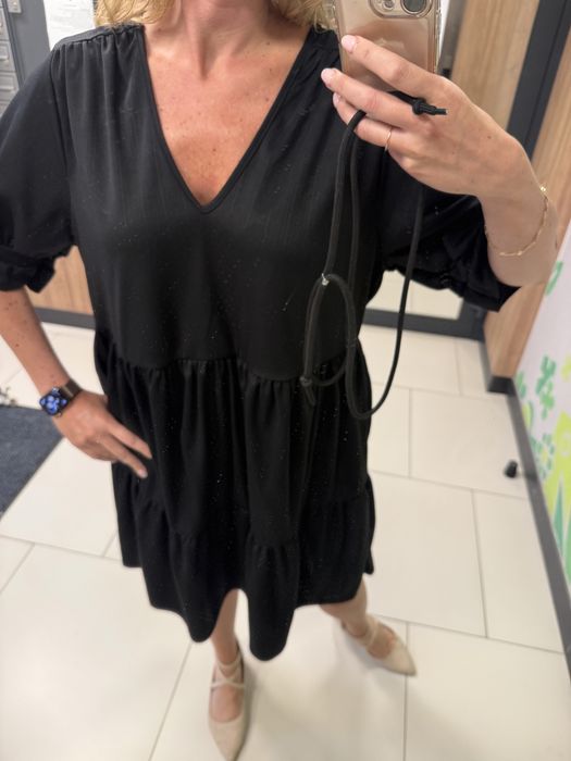 sukienka czarna z falbanami