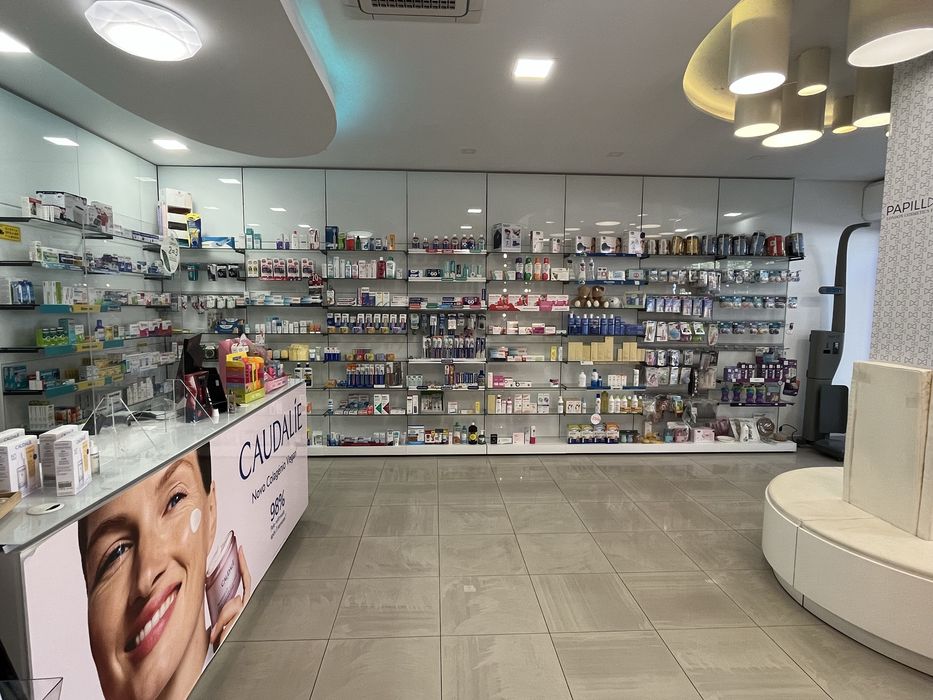 Moveis de farmacia da Glintt