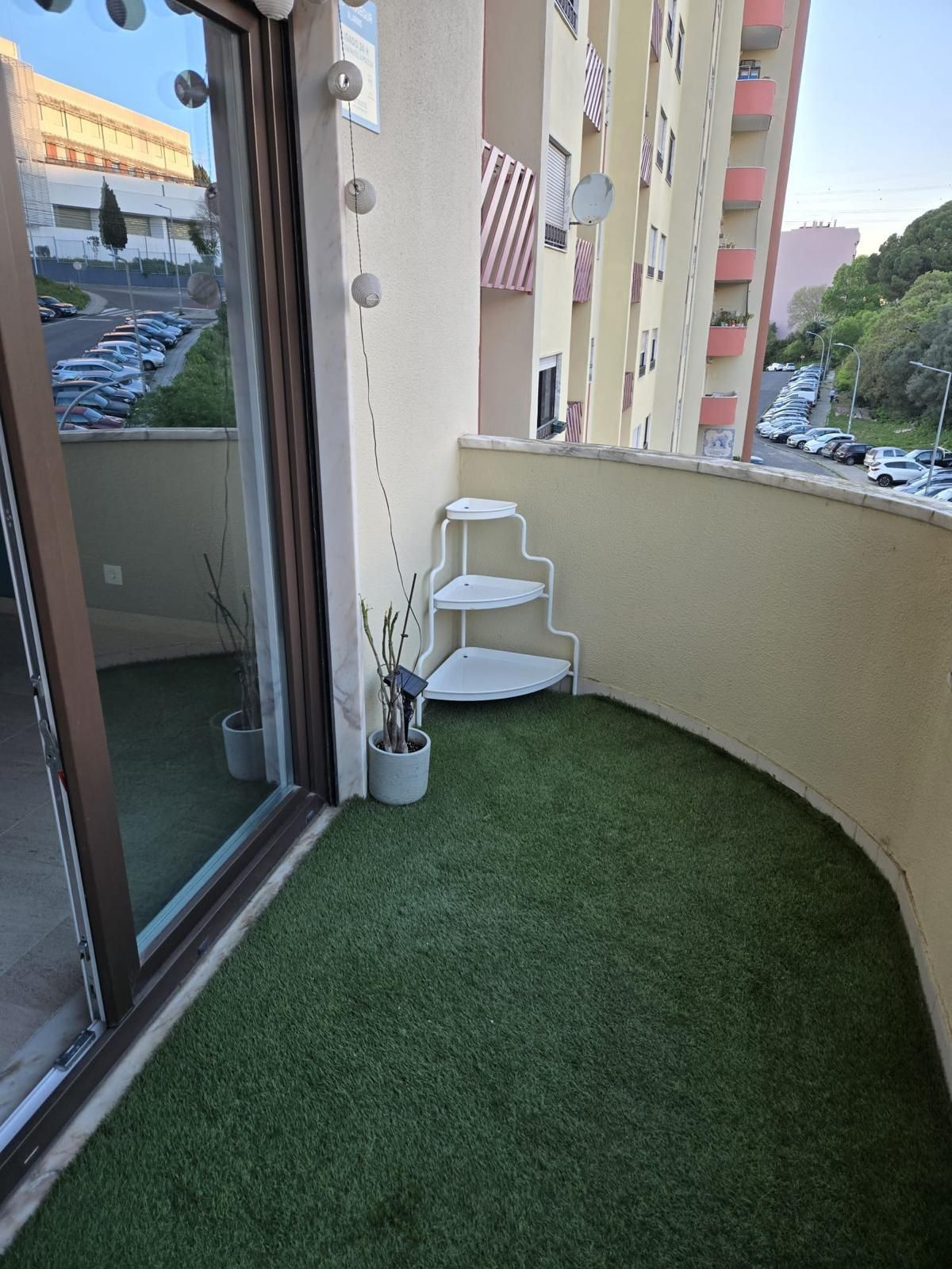 Alugo Quarto a Senhora