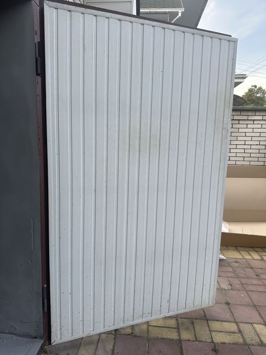 Металеві гаражні ворота з хвірткою 2,56х1,80