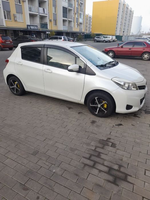 Продам TOYOTA Yaris 2011. Автомат