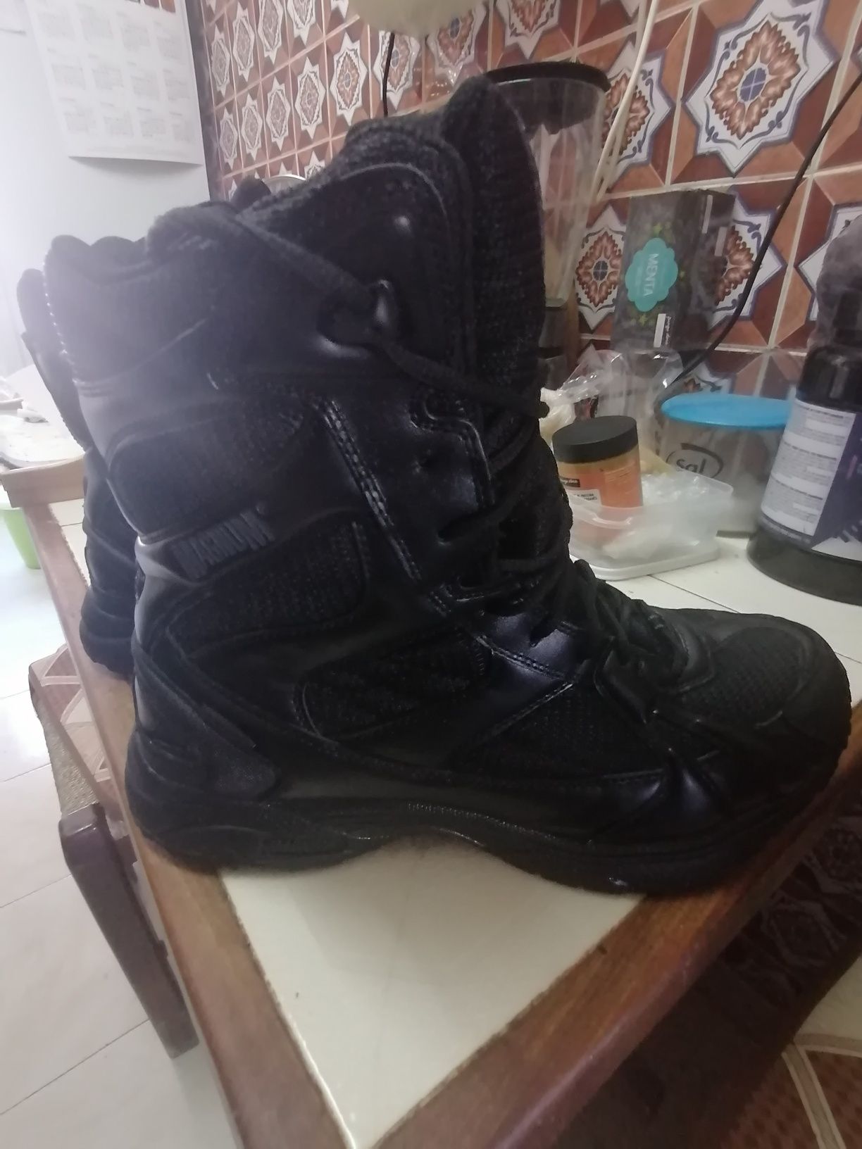 Botas Magnum em bom  estado.