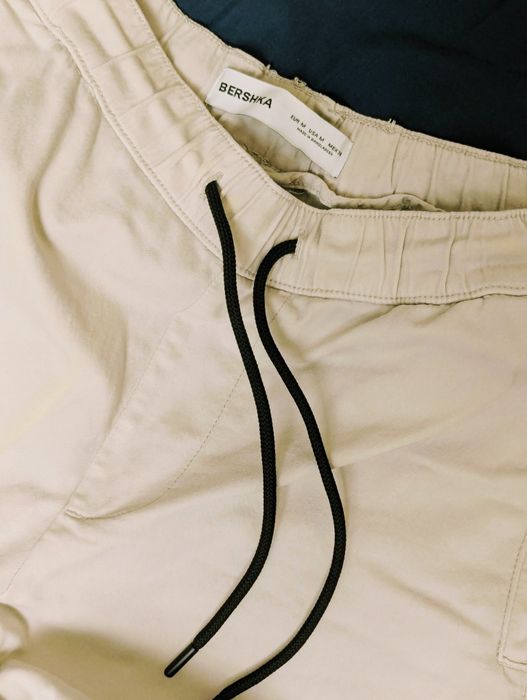 Карго штани чоловічі Bershka (розмір M) бежевий з резинкою