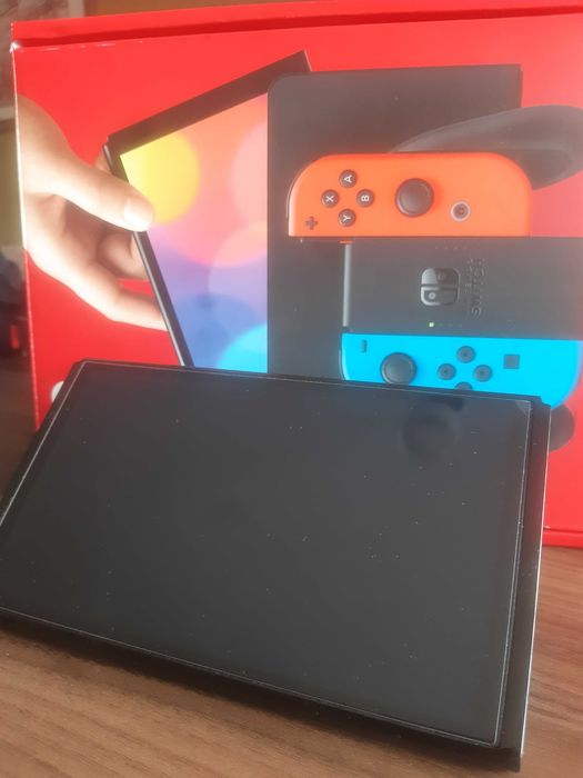 Nintendo Switch OLED plus 4 gry + etui + folia na ekran, na gwarancji.