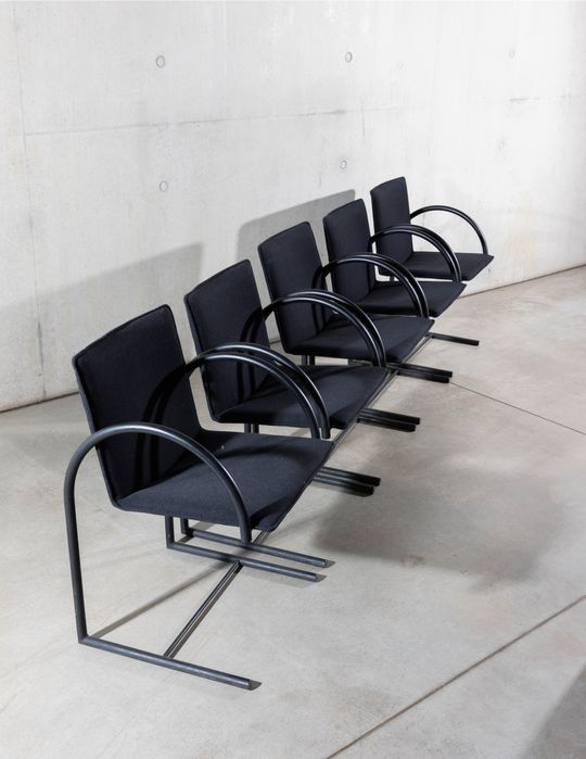 Lata 80, Metaform, krzesła wspornikowe w stylu postmodernistycznym,