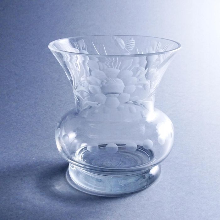 zabytkowy szlifowany szklany wazon wazonik