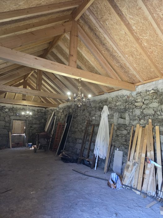 Arrenda-se para Armazém Anexo em Pedra – 90m² – Serr