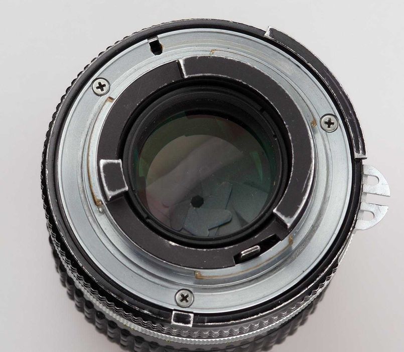 NIKKOR 85/2.0 Ai – класичний портретник від Nikon