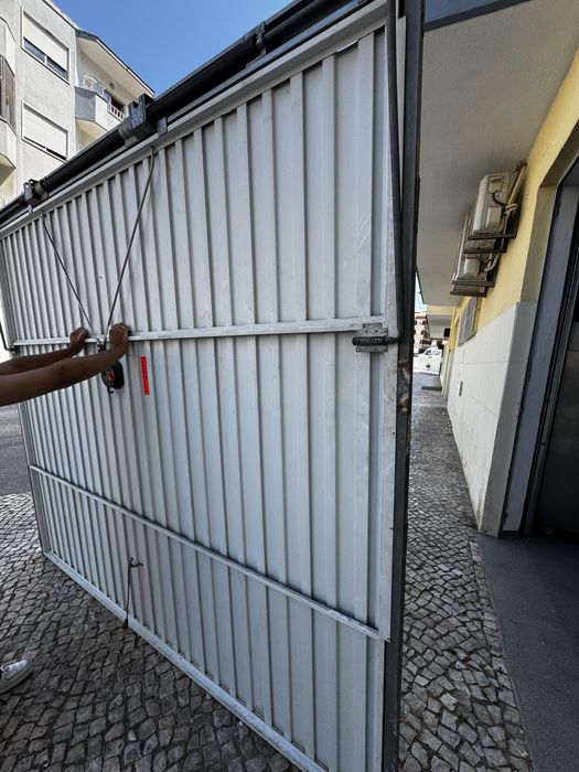 Portao de garagem muito bom estado