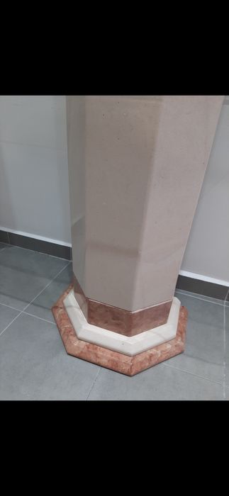 Móvel de colunas em pedra mármore e vidro