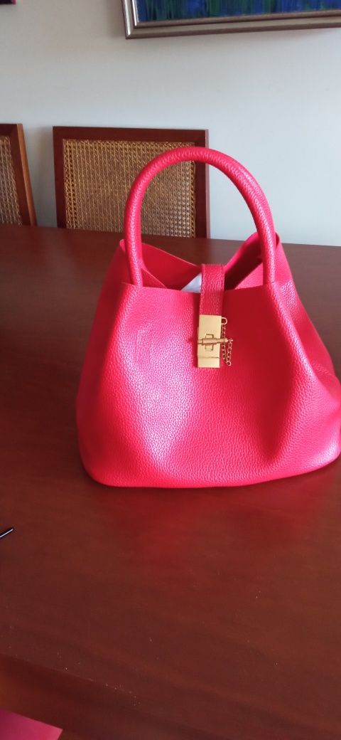 Bolsa de pele martelada vermelho cereja