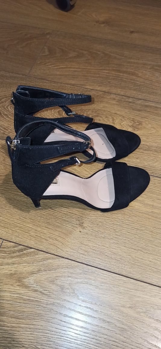 Buty na obcasie Stradivarius 39