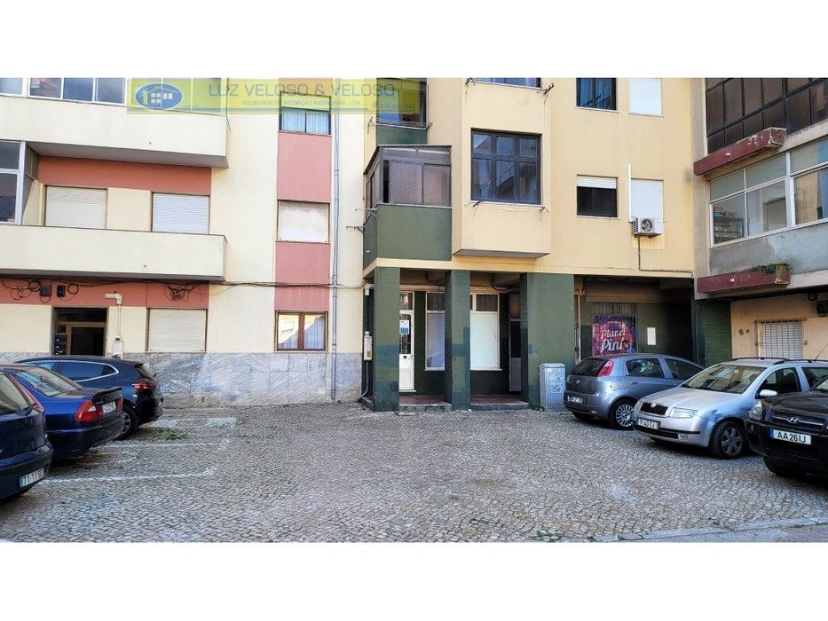 Loja de 38,27 m2 com cave de 300,00 m2. Alto do Seixalinho, Barreiro.