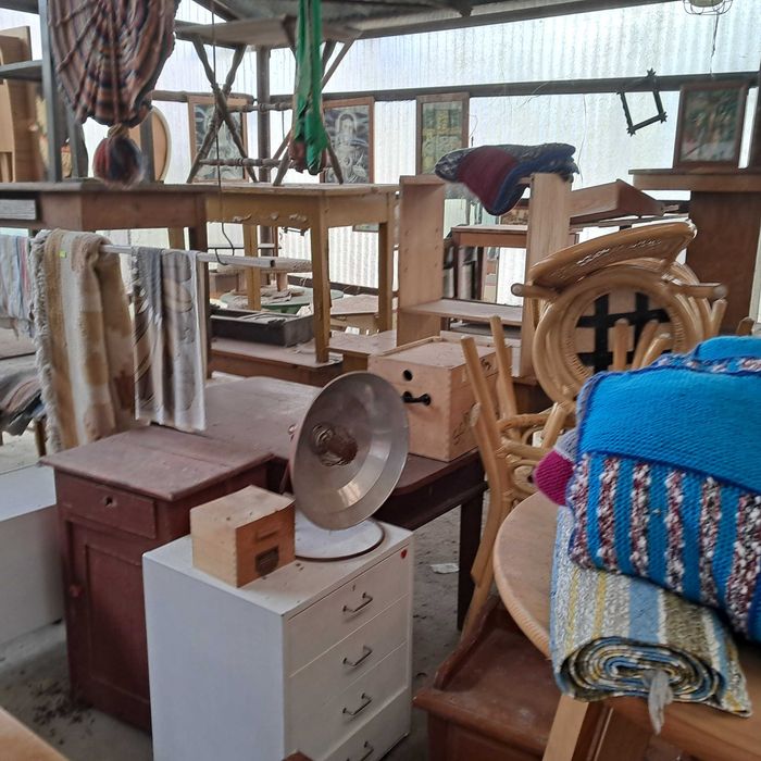 kredens stół szafa komoda krzesła stolik szafka skrzynia kufer łóżko