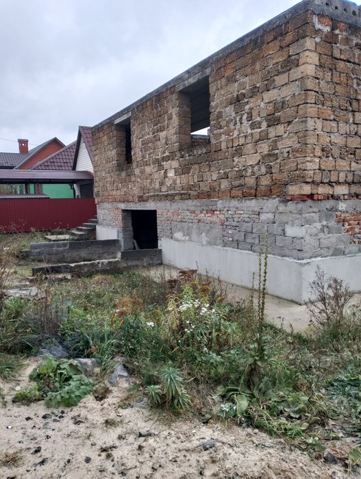 Продам ділянку з недобудованим будинком