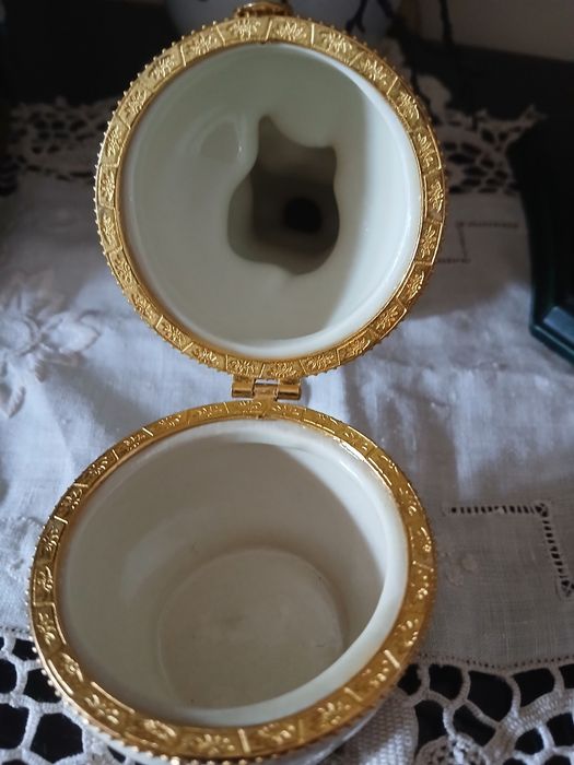 Продам  форфоровую шкатулочку для украшений Германия. Винтаж.