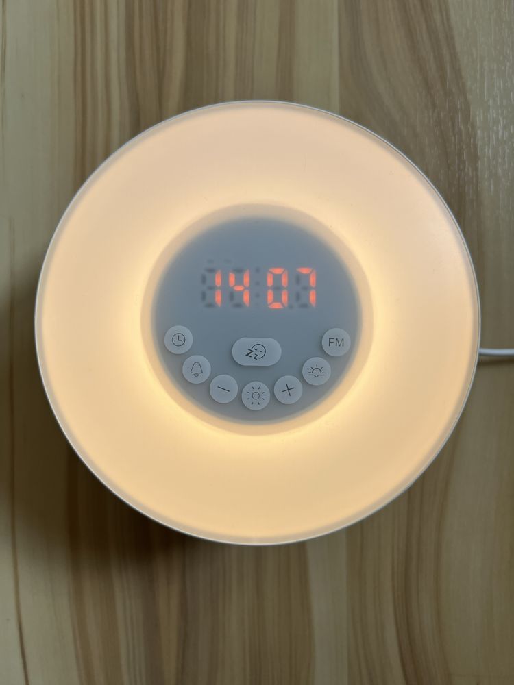 Radiobudzik z lampką i symulacją wschodu słońca