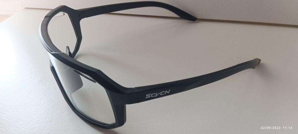 Óculos com lentes fotocromáticos
