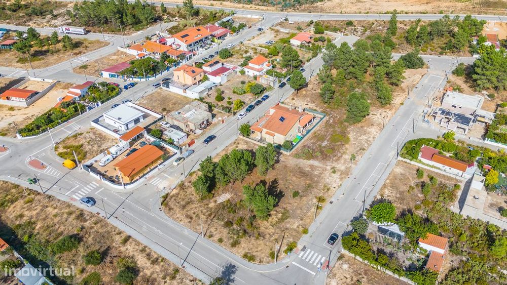 Terreno Urbano em Zona Tranquila: Construa a Casa dos Seus Sonhos!