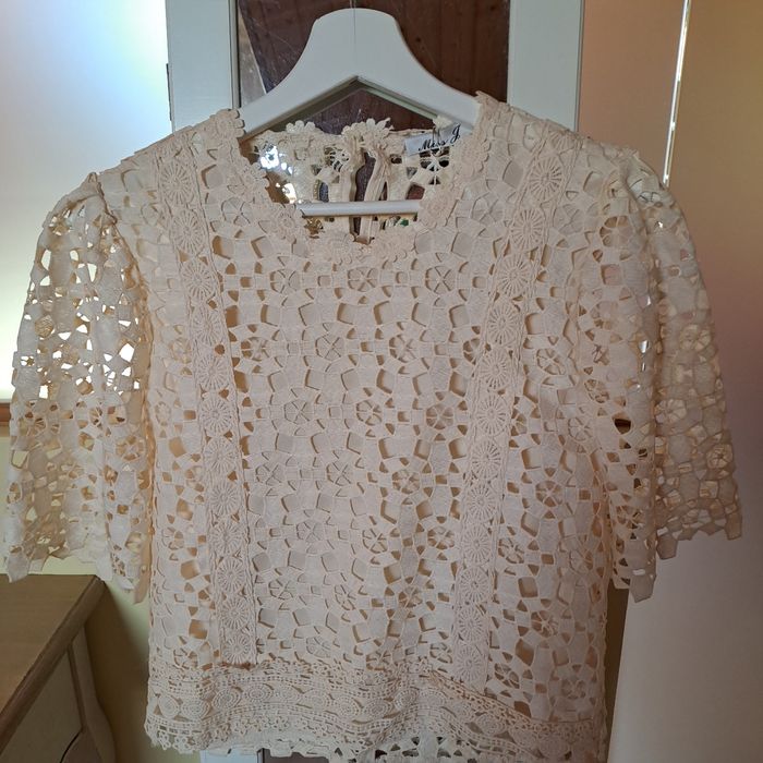Blusa branca e creme