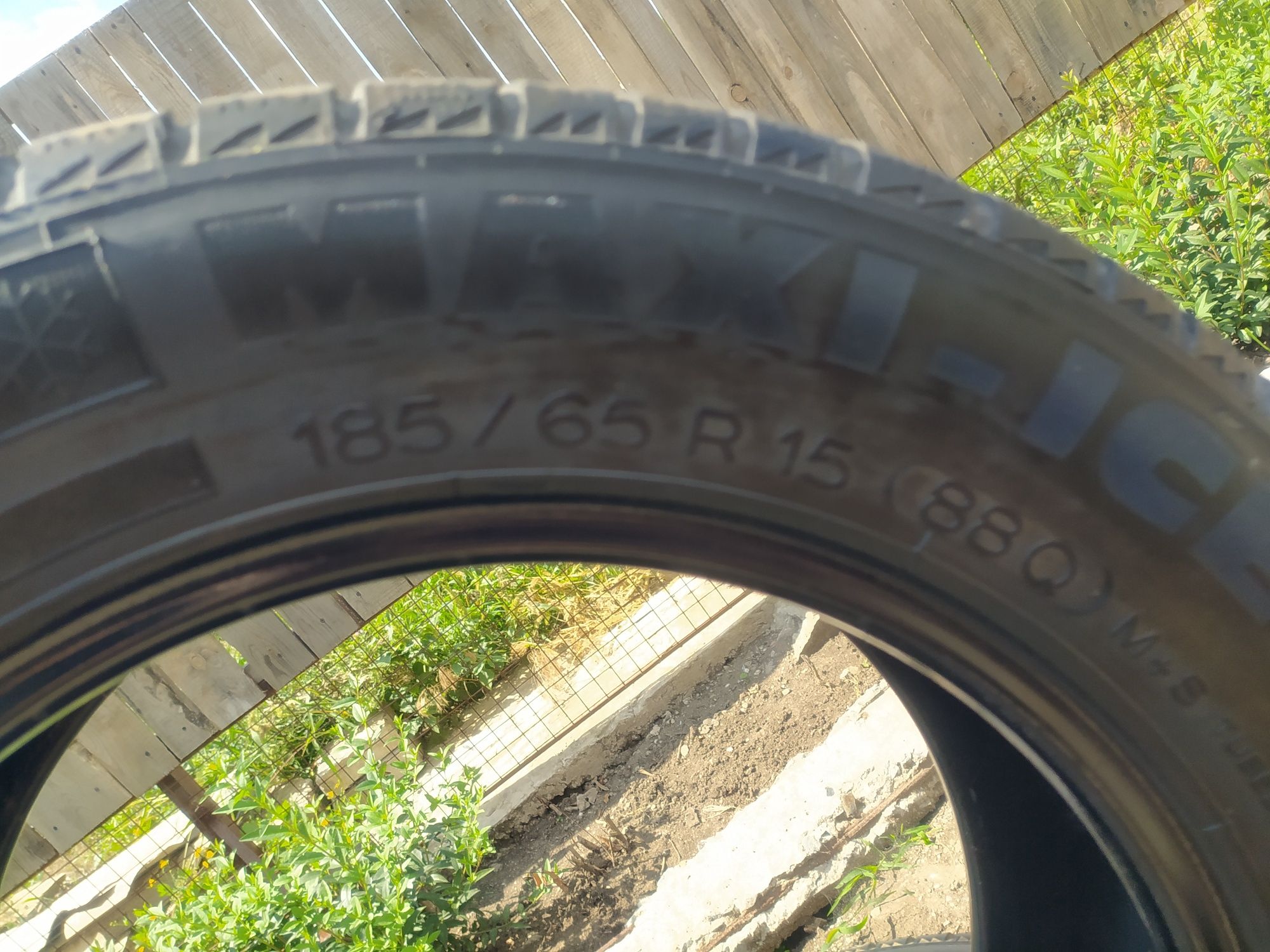 Продам пару резины Michelin 185/65 r15