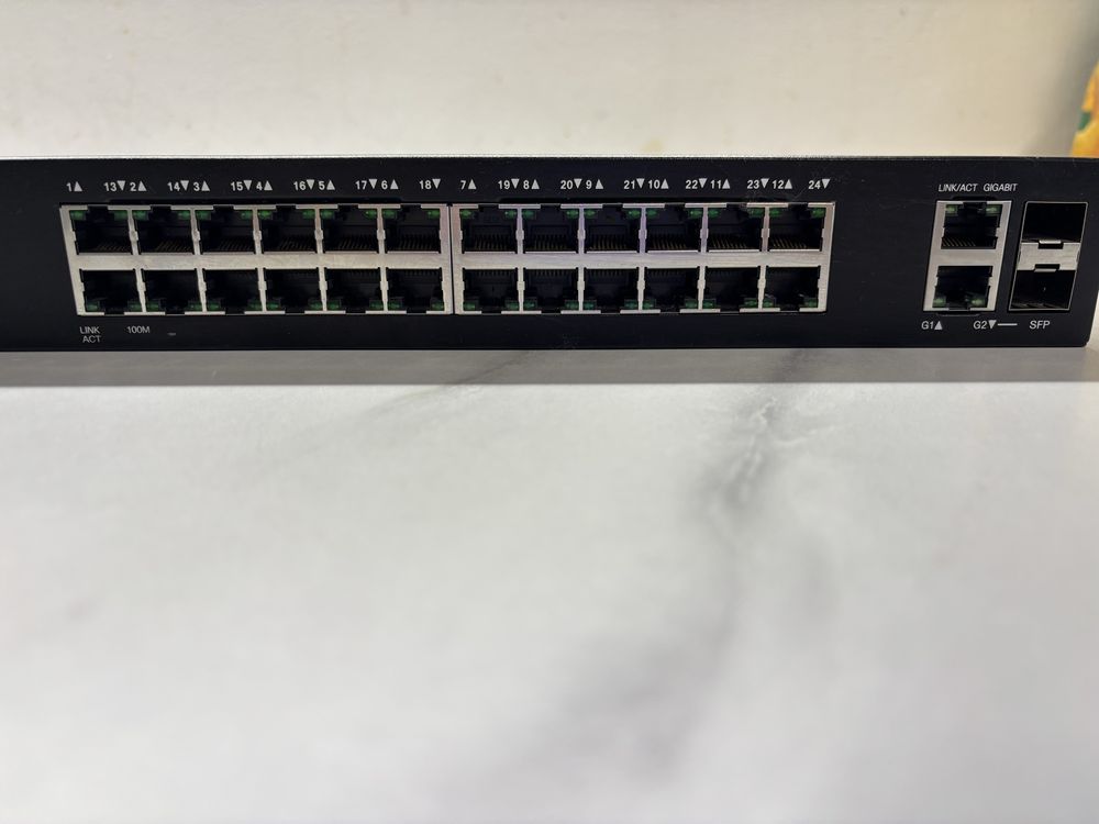 Комутатор, світч Cisco SF200-24
