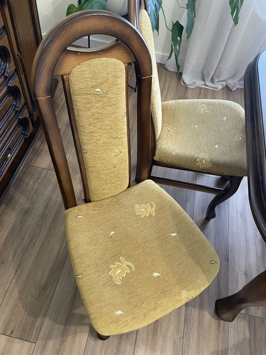 Stół dębowy z 12 krzesłami, komoda, witryna