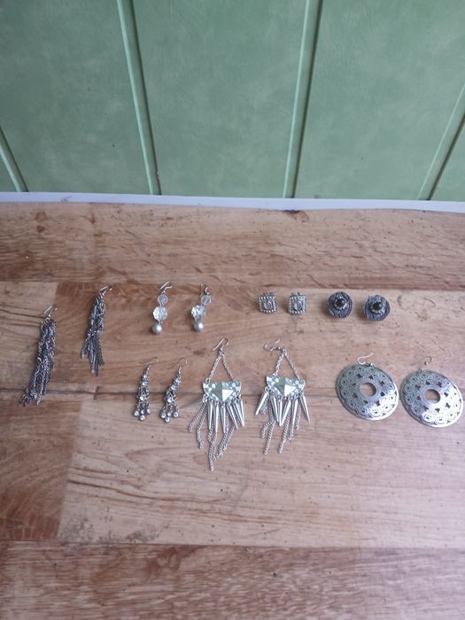 Вітаю.Лот сережки біжутерія.
