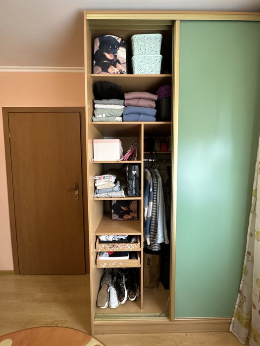 Меблі для спальні або дитячої кімнати.