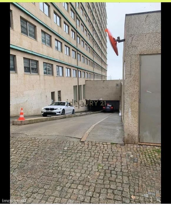 Lugar de Garagem com arrumos à Venda em Matosinhos Sul.