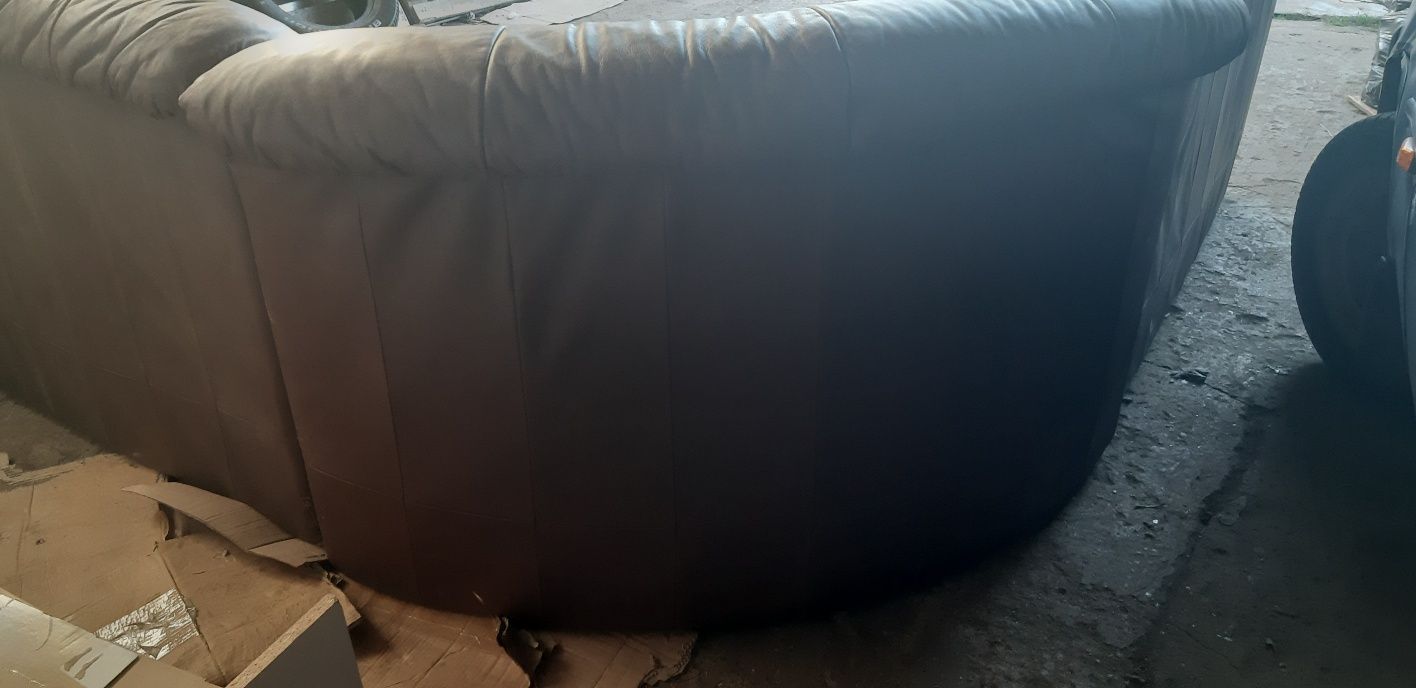 Угловой кожаный диван