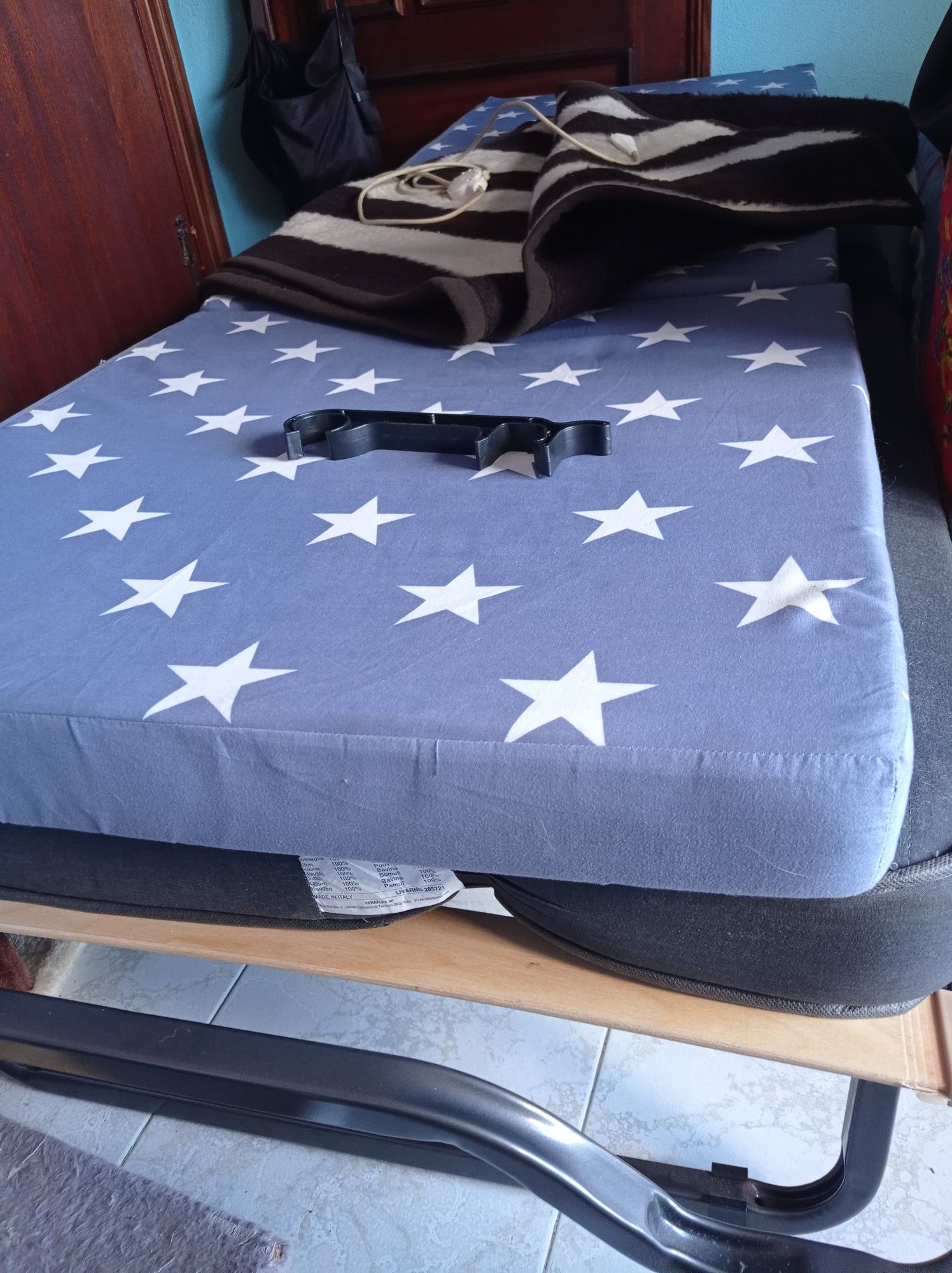 Divã cama com estrado e 2 colchões praticamente novo