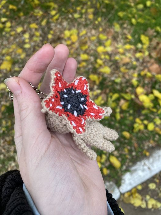 Вʼязаний брелок «Демогорган» на замовлення