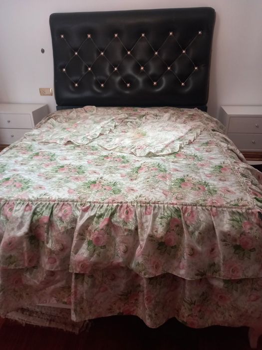 Edredão cama de casal em tons de verde e rosa
