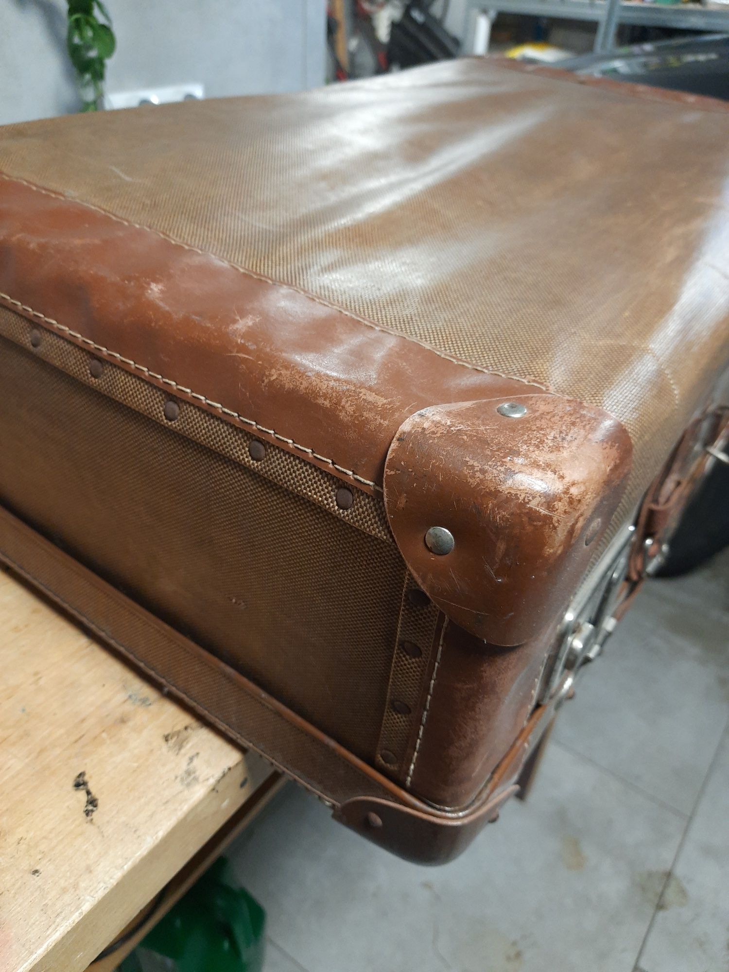 Stara walizka antyczna do sesji fotograficznych