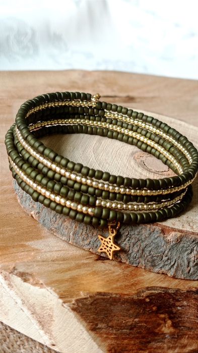Oliwkowa bransoletka z drobnych koralików z zawieszkami