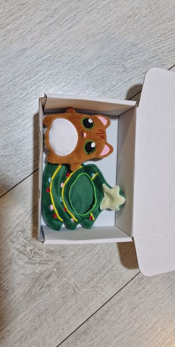 Mini maskotka okolo 8cm plus świąteczne ubranko