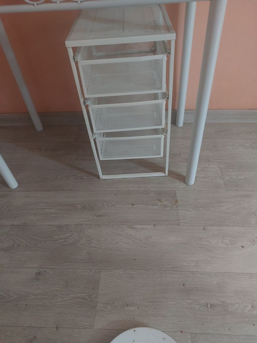 Toaletka z szklanym blatem