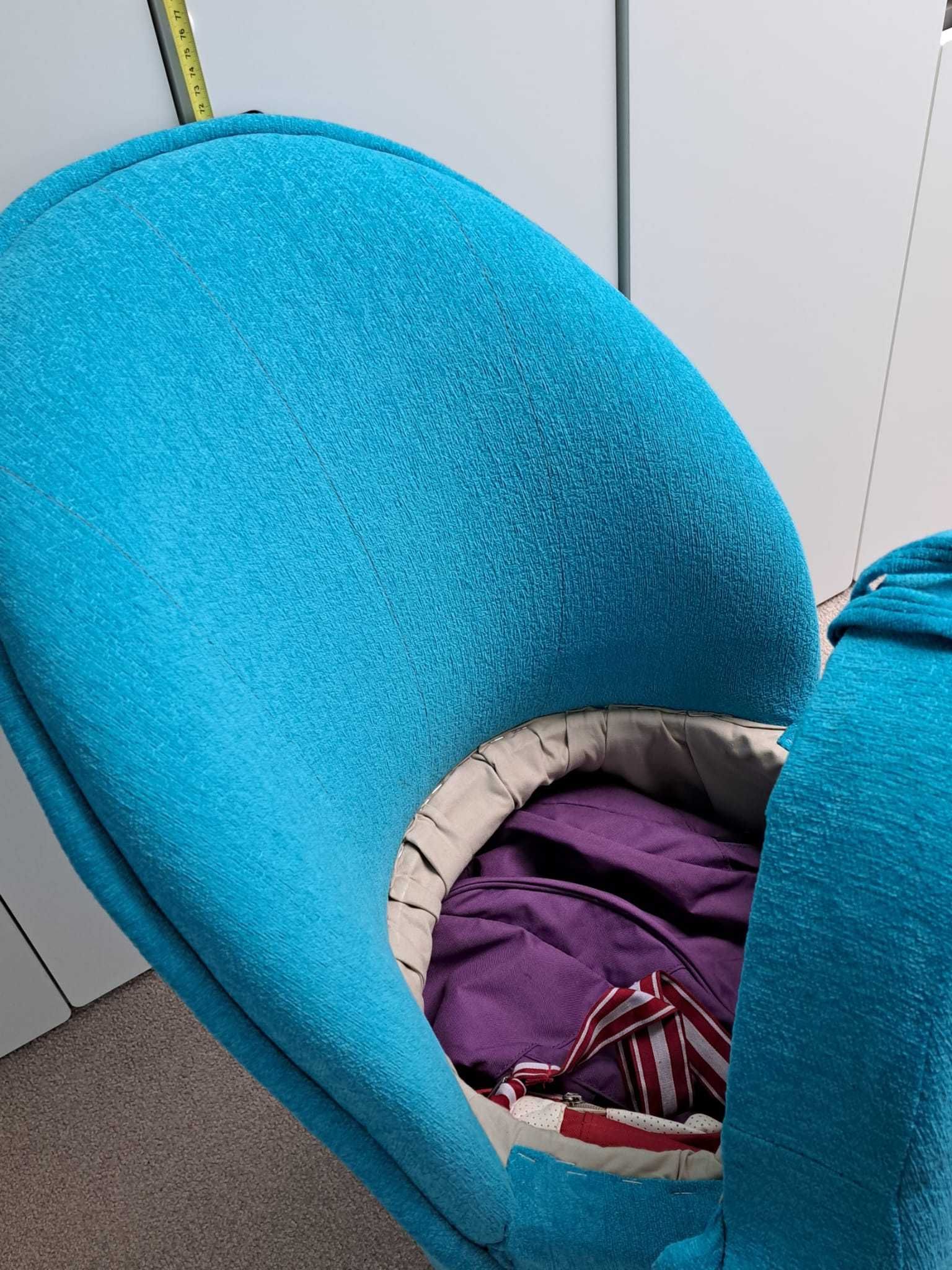 Puf z oparciem i schowkiem w siedzisku, mały fotel dla dziecka
