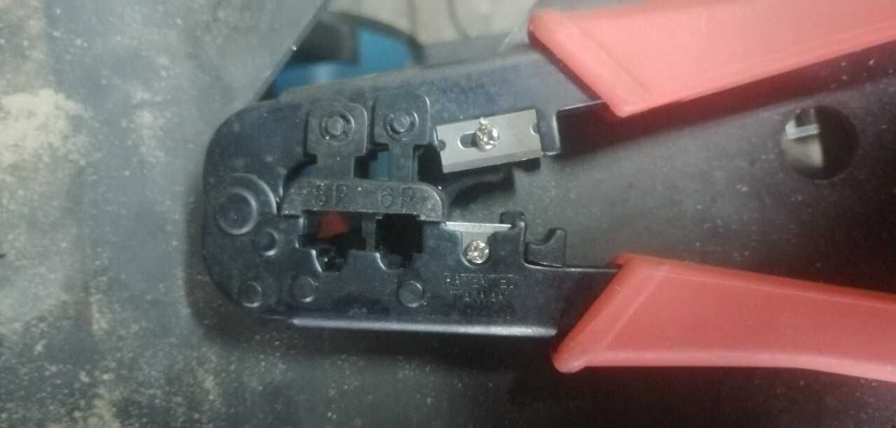 Tester sieci eternetowej i zaciskarka RJ45 i RJ11