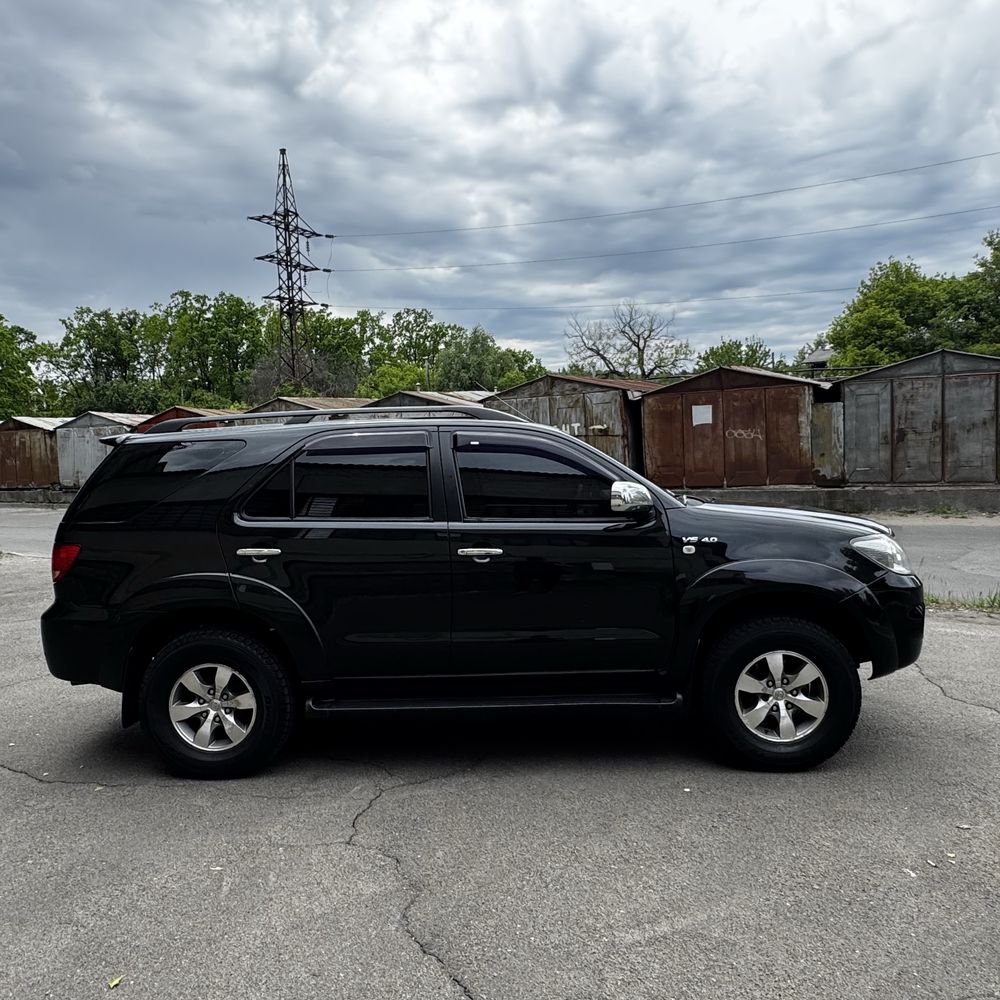 Toyota Fortuner 4.0 Gas Benzin 4x4 avtomat
