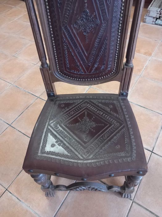 Cadeiras de madeira tipo trono
