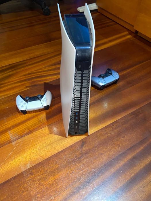 PS5 como nova, 2 comandos 2 jogos físicos e conta com jogos digitais
