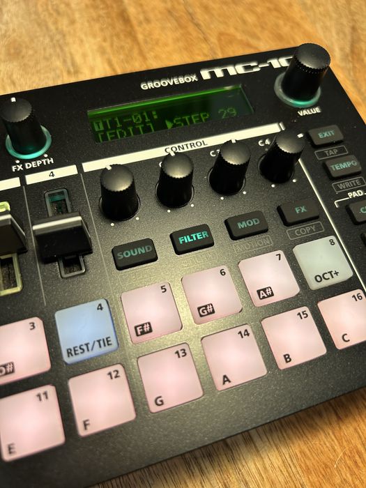 Syntezator / groovebox Roland MC101, stan perfekcyjny, na gwarancji!