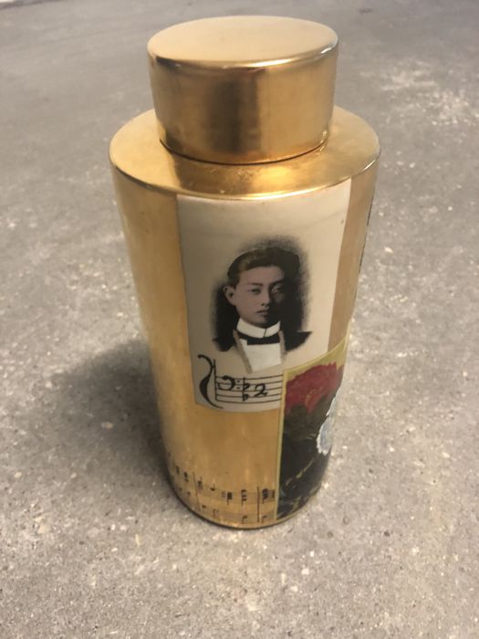 Pote em loiça dourado